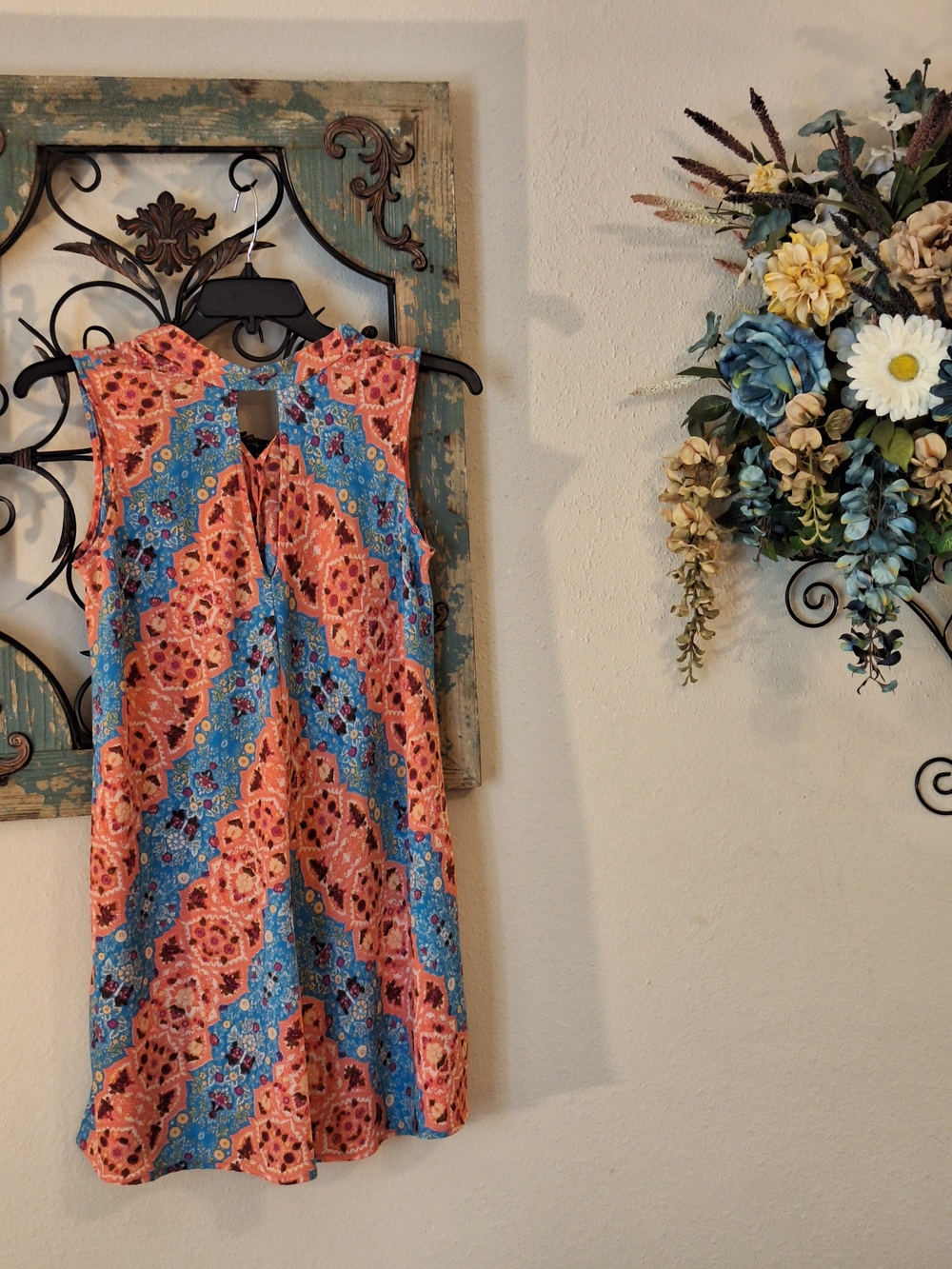🔥🔥CLEARANCE Sleeveless Coral and Blue Printed Shift Dress with V-Notch. Medium